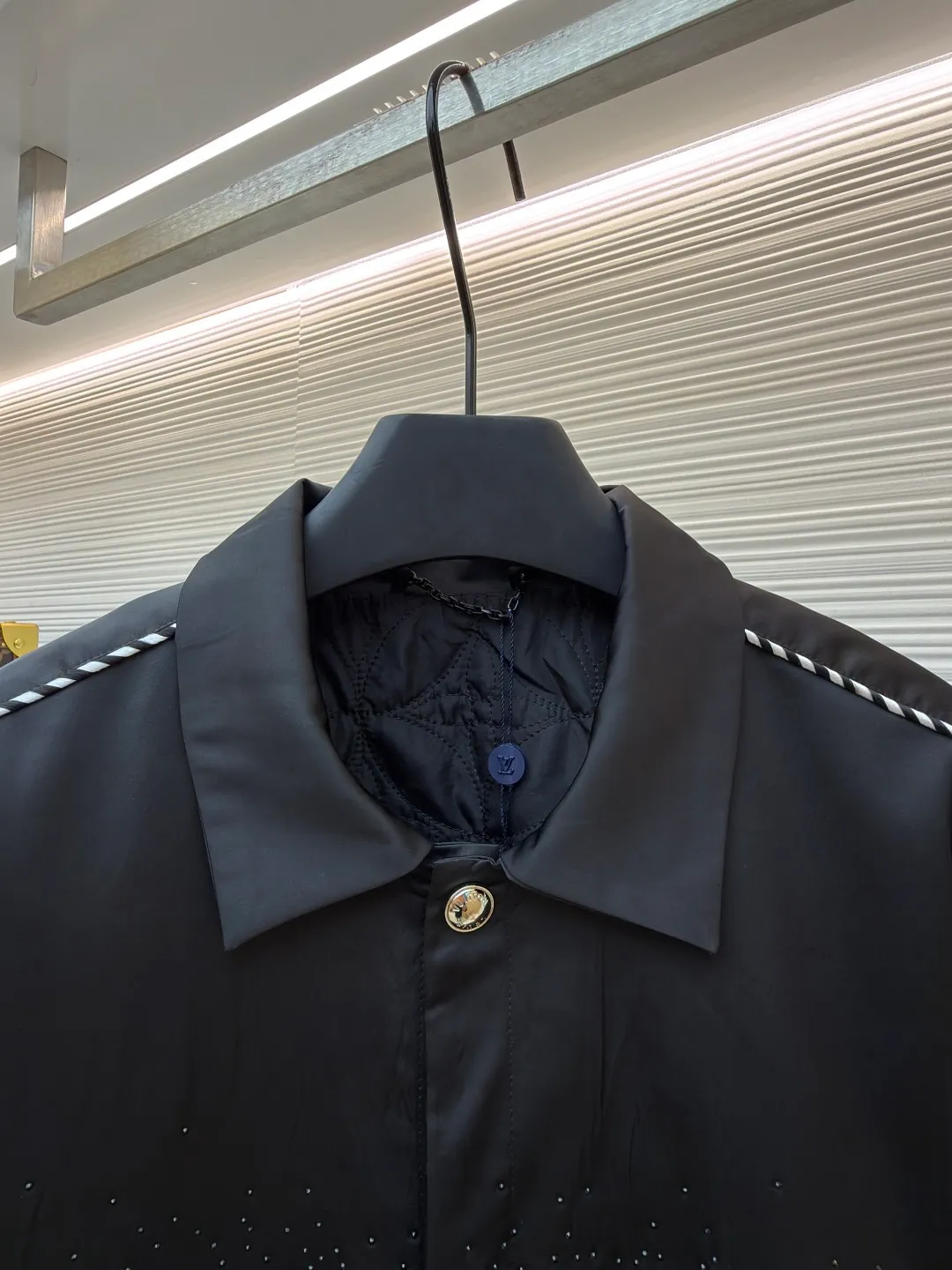 LOUIS VUITTON chest embroidered rhinestone jacket ●Original version: Purchased and developed at 22889 ●Item number: 1681600-B70 ●Material: 100% cotton ●Technology: rhinestone production ●Color: black ●Version: Fitted version ●Weight: about 740 grams ●Size: 46-48-50-52 ●Description: This Louis Vuitton jacket is made of high-quality black satin material, with a delicate texture and rich luster. The craftsmanship incorporates a variety of advanced production technologies: the eye-catching brand logo on the chest is combined with three-dimensional embroidery and hot-drilling technology. The stitching is precise and layered, highlighting the brand's unique recognition; the black and white braided belt decoration on the shoulders and sides not only increases the visual hierarchy, but also enhances the overall sense of fashion and sophistication. The neckline and cuffs are neatly cut and have smooth lines, showing a simple yet high-end style. The zipper and metal buckle have exquisite details and outstanding texture. Manual tile measurement, the error of 1-3CM is within the normal range, which is also the uniqueness of manual craftsmanship. Whether it is worn for daily wear or paired with a jacket, it can easily show fashionable taste and luxurious temperament. The overall wiring is straight and delicate, the fabric is comfortable and soft, and the color is consistent without color difference. It can be matched with the same style to create a fashionable look and control various occasions. Customized accessories, complete with three standards, same style for men and women!